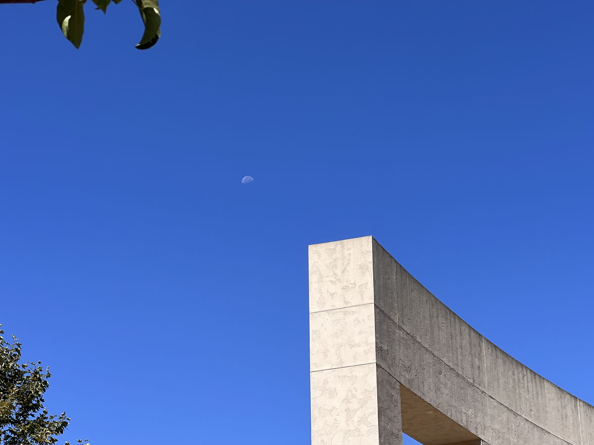 IMG_7502_sculpural-building-moon1200